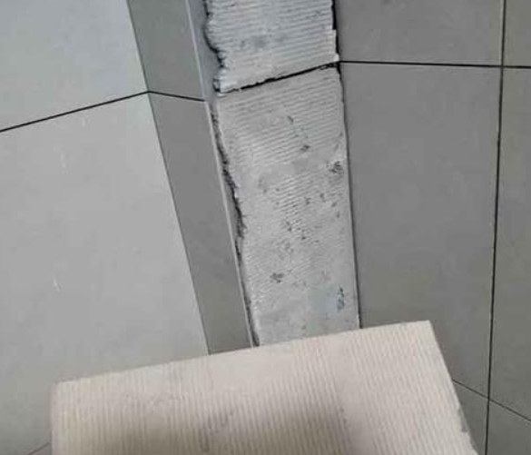 德城瓷砖空鼓维修公司分享下厨房瓷砖脱落的补救措施。